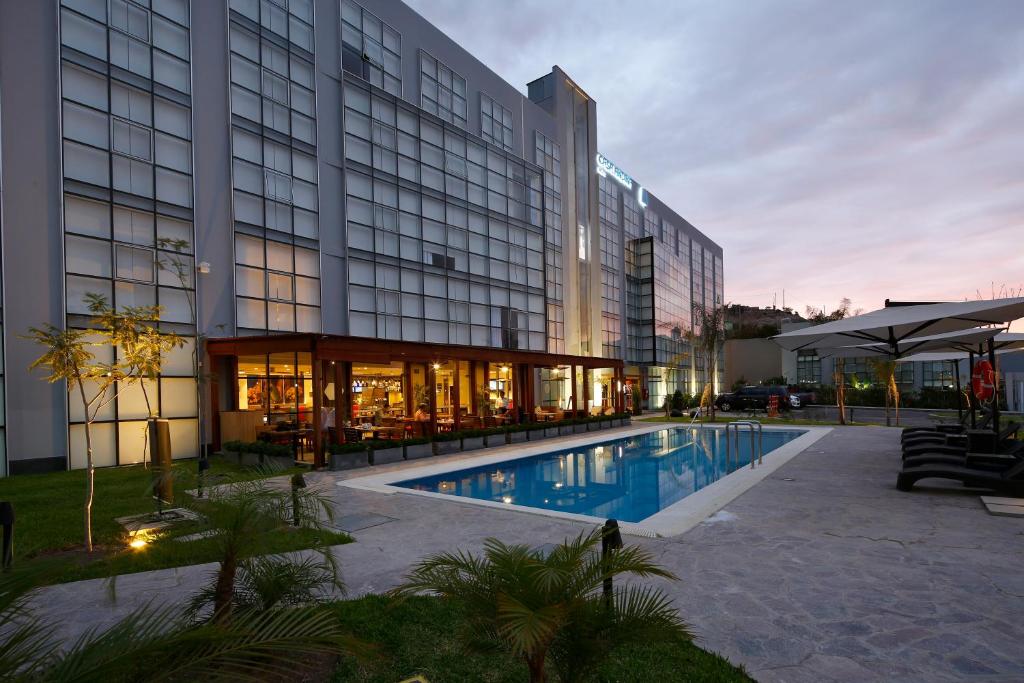 莫克瓜Casa Andina Select Moquegua的大楼前设有游泳池的酒店