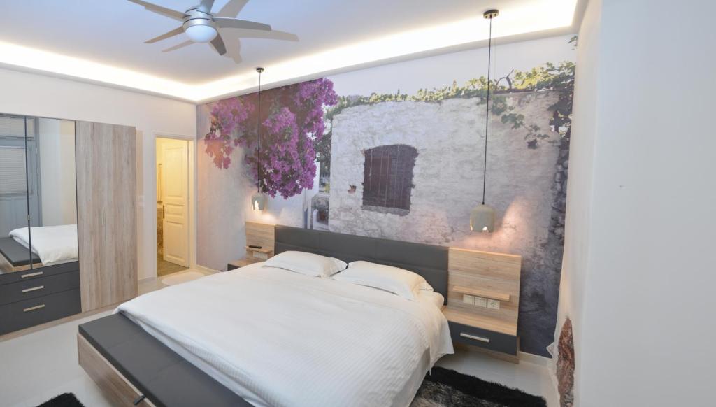 伊兹拉Paradiso的卧室配有一张床,墙上挂有绘画作品