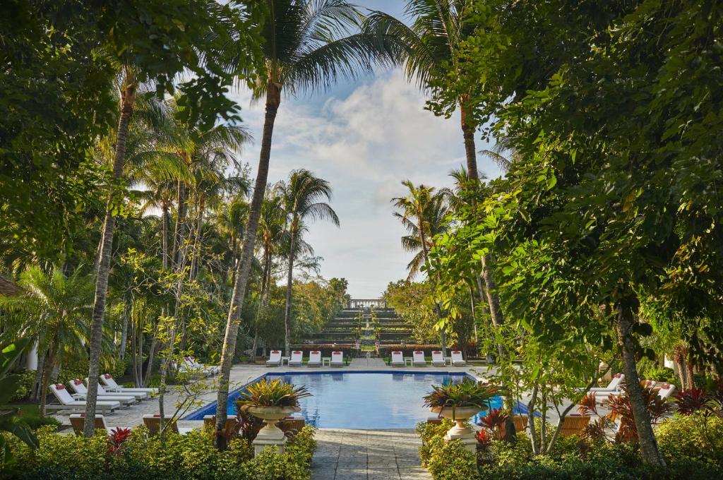 拿骚巴哈马海洋俱乐部四季度假村的棕榈树游泳池及度假村