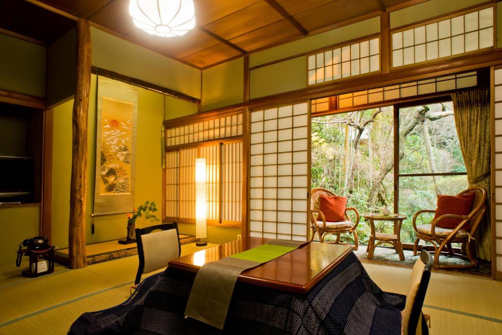 箱根山家庄日式旅馆的客房设有桌椅和窗户。