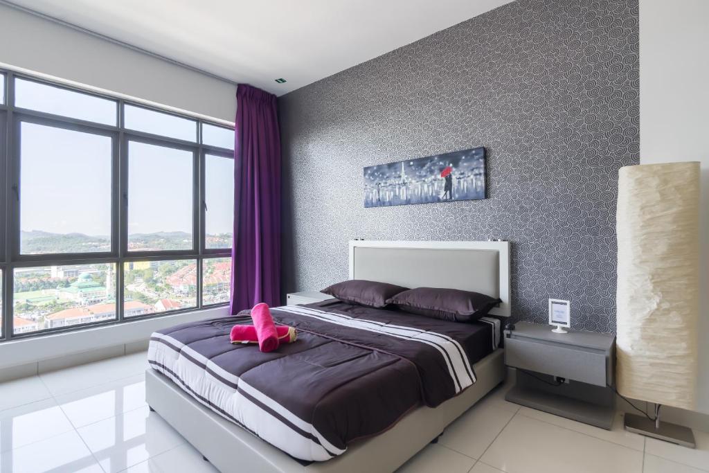 班吉Comfort Zone Premium Guesthouse @ Evo Bangi的一间卧室,床上有粉红色的动物
