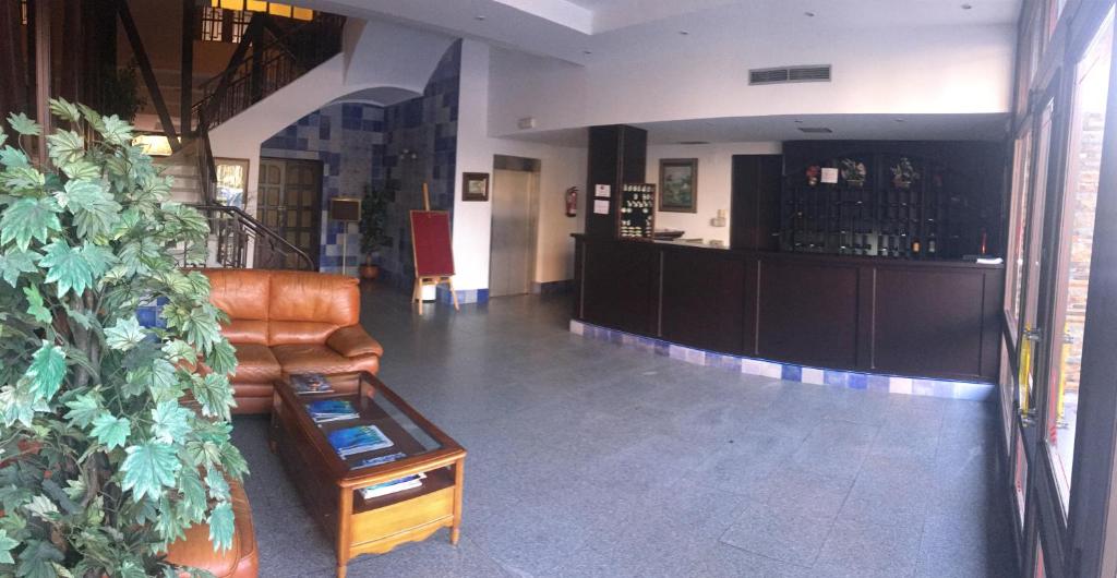 塔拉韦拉·德·拉·雷纳佩拉莱斯酒店的客厅配有沙发和桌子