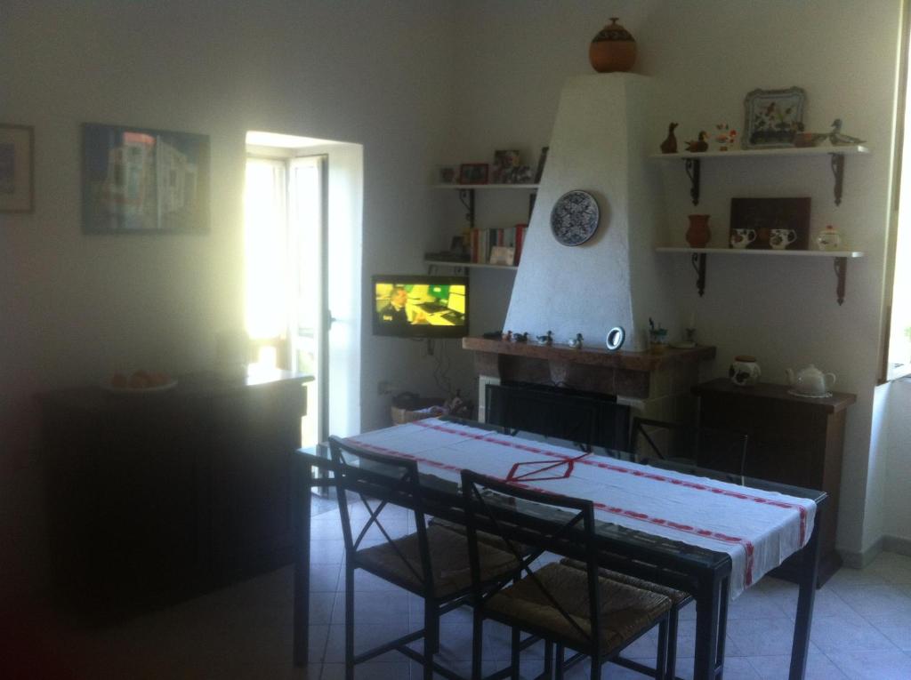 皮肖塔La stanza dello scrittore的客厅配有桌椅和电视。