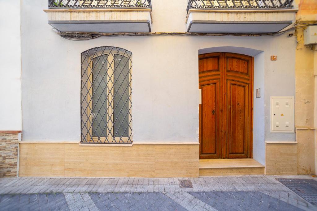 马拉加Theodora Chica 1的一座带木门和窗户的建筑
