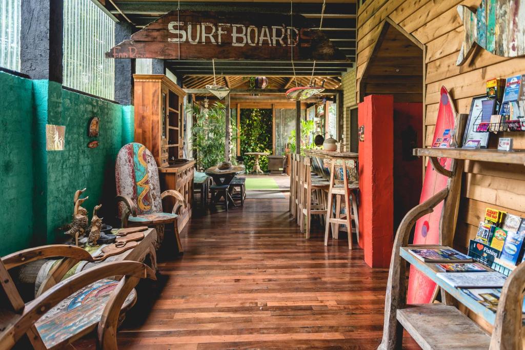 奥尔巴尼奥尔巴尼巴厘岛风格公寓的冲浪板商店,房间内设有桌椅