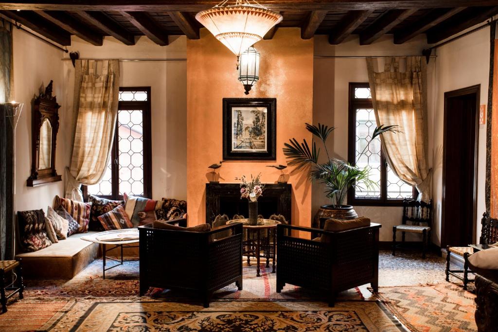 威尼斯Novecento Boutique Hotel的客厅配有沙发和桌子
