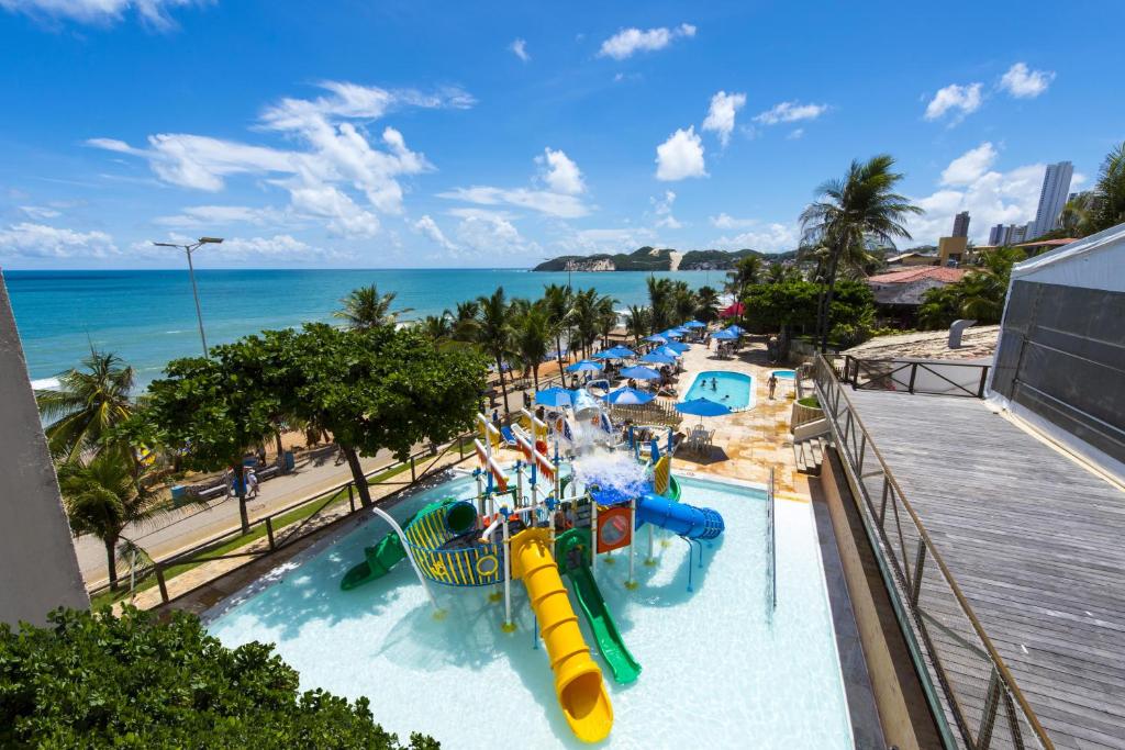 纳塔尔普拉亚玛纳塔尔酒店及会议中心的度假村内带水滑梯的游泳池