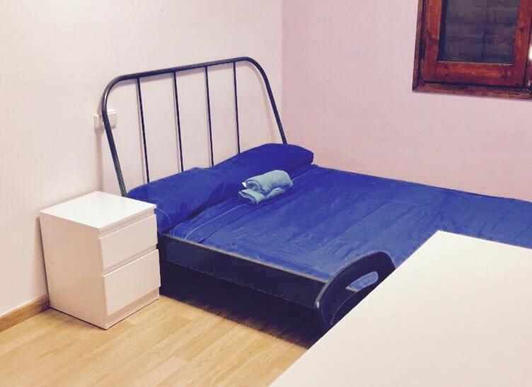 马塔罗Apartamento Mataro的一张小床,上面有蓝色的床单
