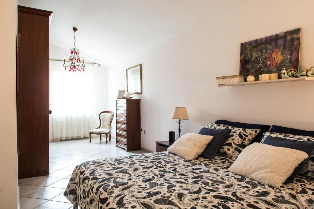 维科德尔加尔加诺Casa Michela的一间卧室配有一张床和一把椅子