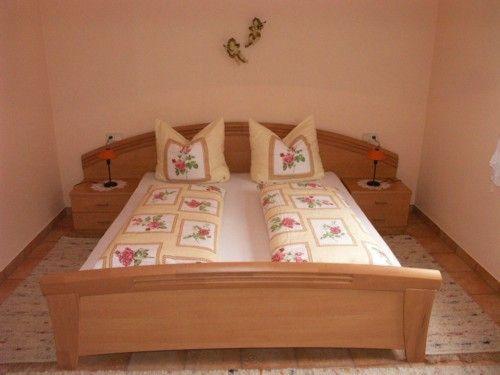 兰格尔斯道夫Ferien-am-Bauernhof-Wohnung-3的一间卧室配有一张大床和四个枕头