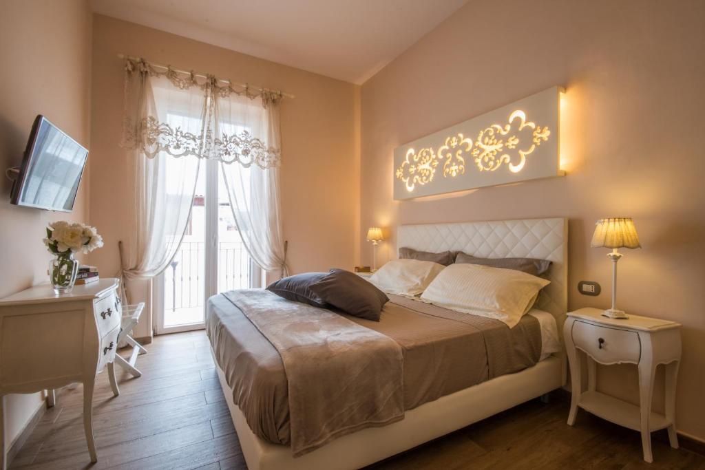 滨海波利尼亚诺Dimora Grottone的一间卧室设有一张大床和一个窗户。