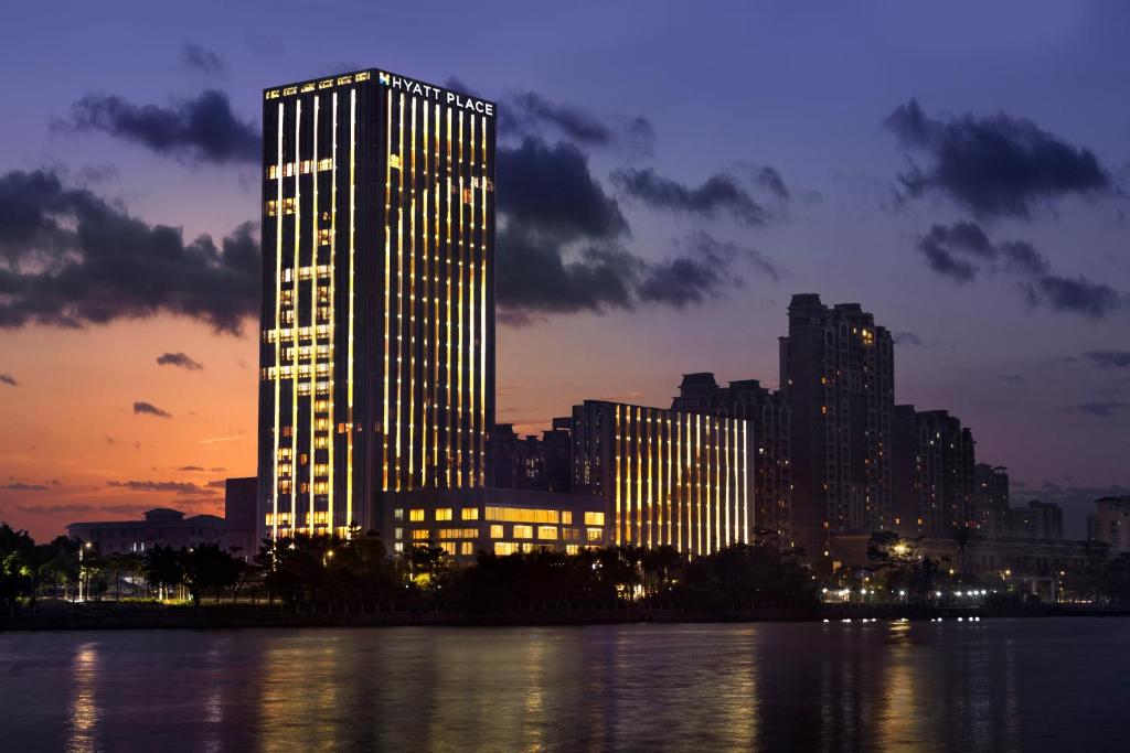 珠海珠海金石凯悦嘉轩酒店的夜幕降临城市前的高楼