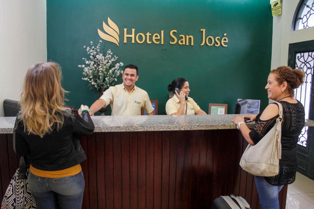 马塔加尔帕Hotel San Jose, Matagalpa.的一群站在酒店的人