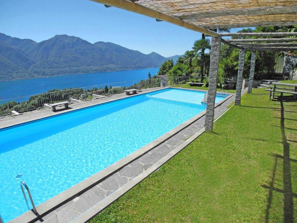 ContraCasa Camelia App 5055的享有湖景的游泳池