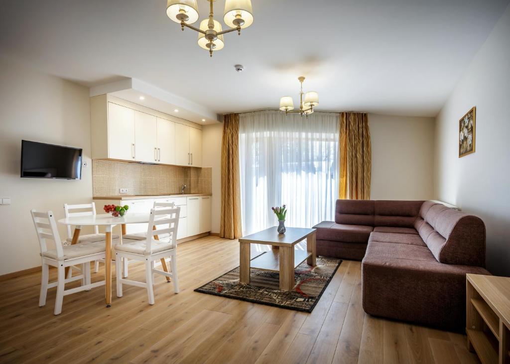 帕兰加Vila Elegancija的客厅配有沙发和桌子