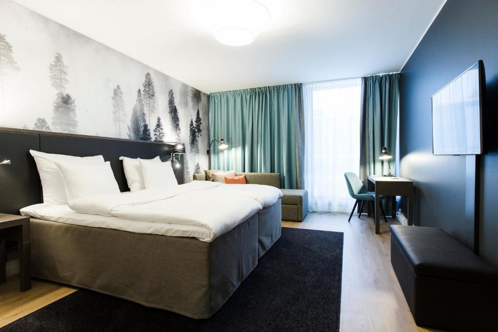 许温凯斯维茨酒店的酒店客房设有一张大床和一张书桌。