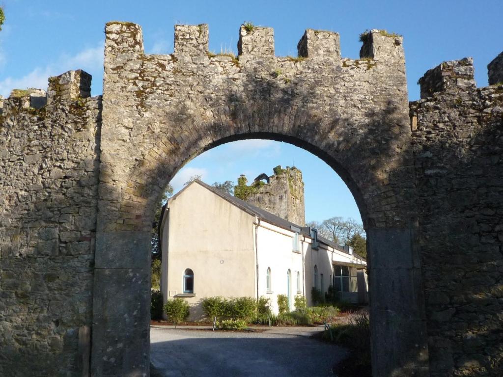 卡斯尔马特Castlemartyr Holiday Mews 2 bed的城堡废墟中的拱门