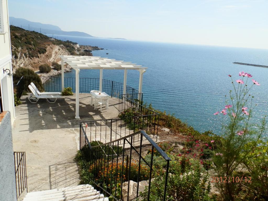 毕达哥利翁Samos Rooms的享有海景。