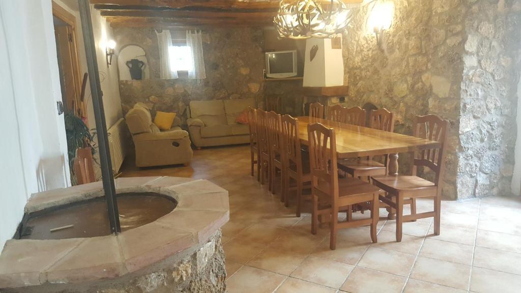 CaudéCasa Rural Estrella Mudejar的一间带桌椅和壁炉的用餐室