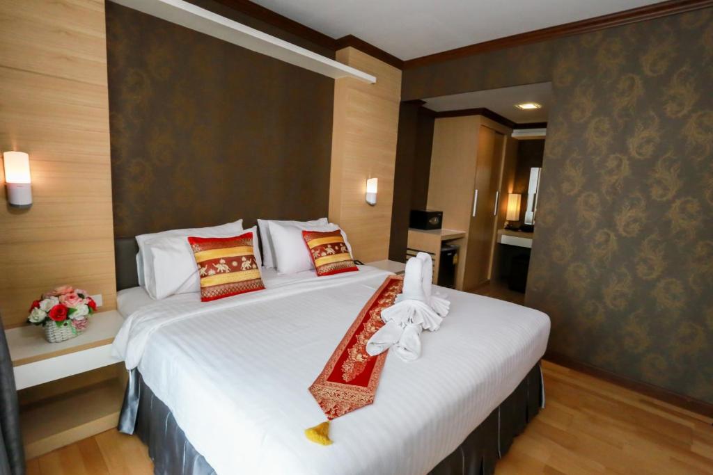 โรงแรมโคราช โฮเต็ล Korat Hotel - SHA Plus客房内的一张或多张床位