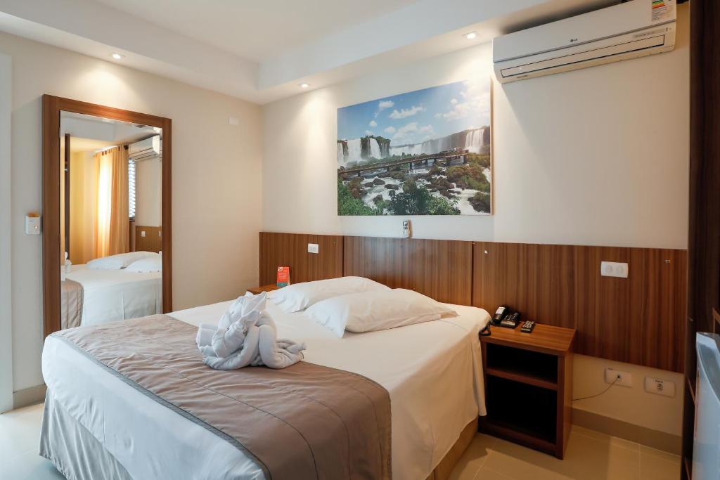 伊瓜苏德尔雷优质酒店的酒店客房,配有床和镜子
