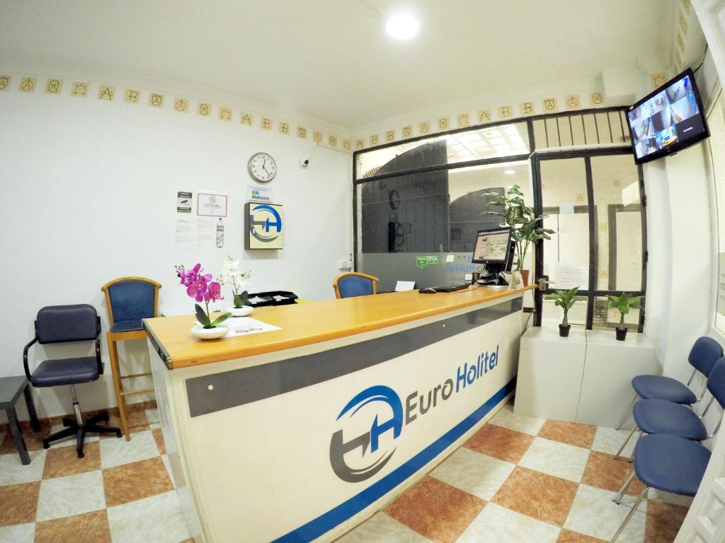 福恩吉罗拉Pension Euro Holitel的办公室设有前台和椅子