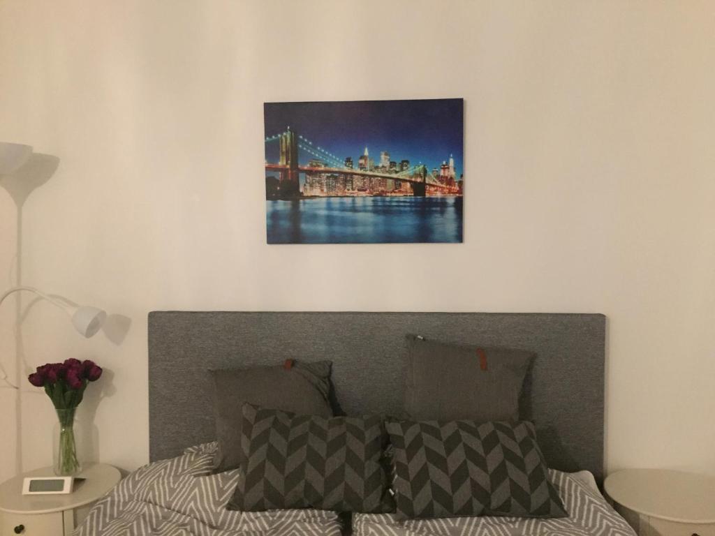 桑德维肯Great Stay Guest House Sandviken的挂在床上的布鲁克林大桥的照片