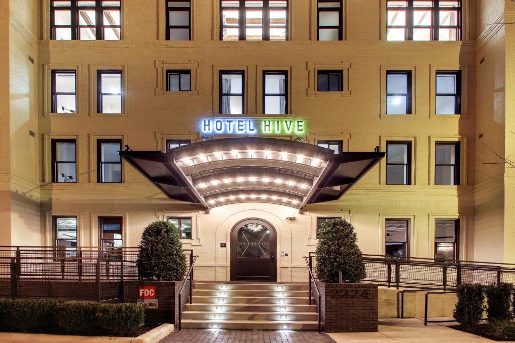 华盛顿凤巢酒店的大楼前有标志的酒店入口