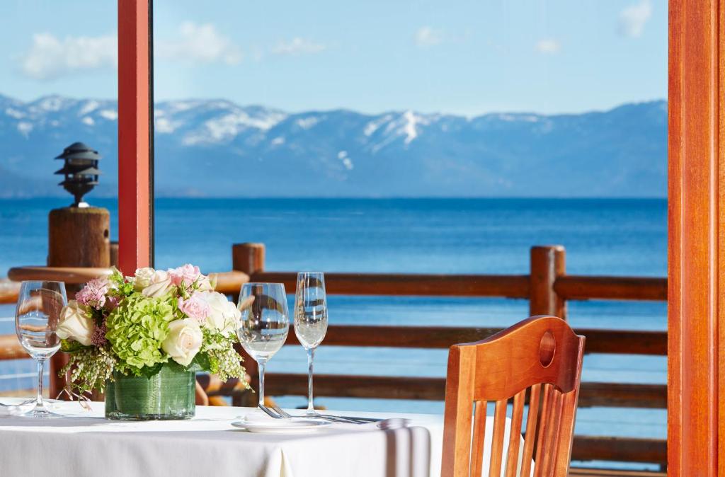 塔霍城桑尼塞得度假小屋酒店的一张桌子,上面有酒杯和花瓶