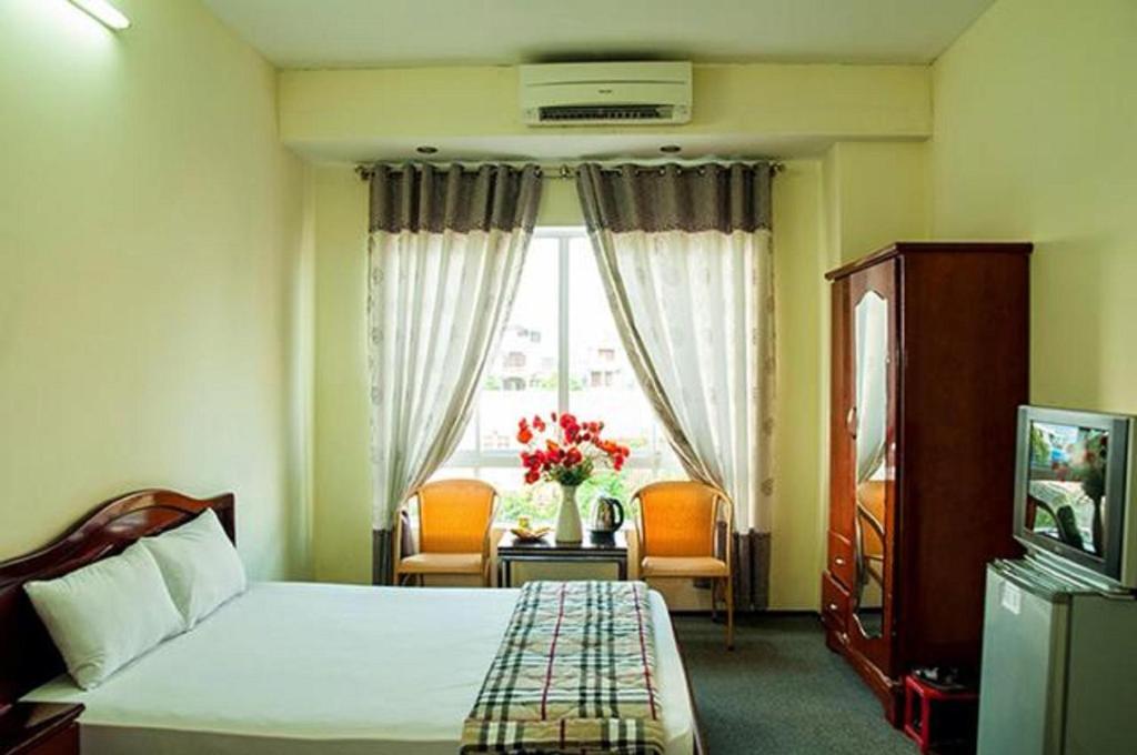 顺化玉平酒店的酒店客房设有床和窗户。