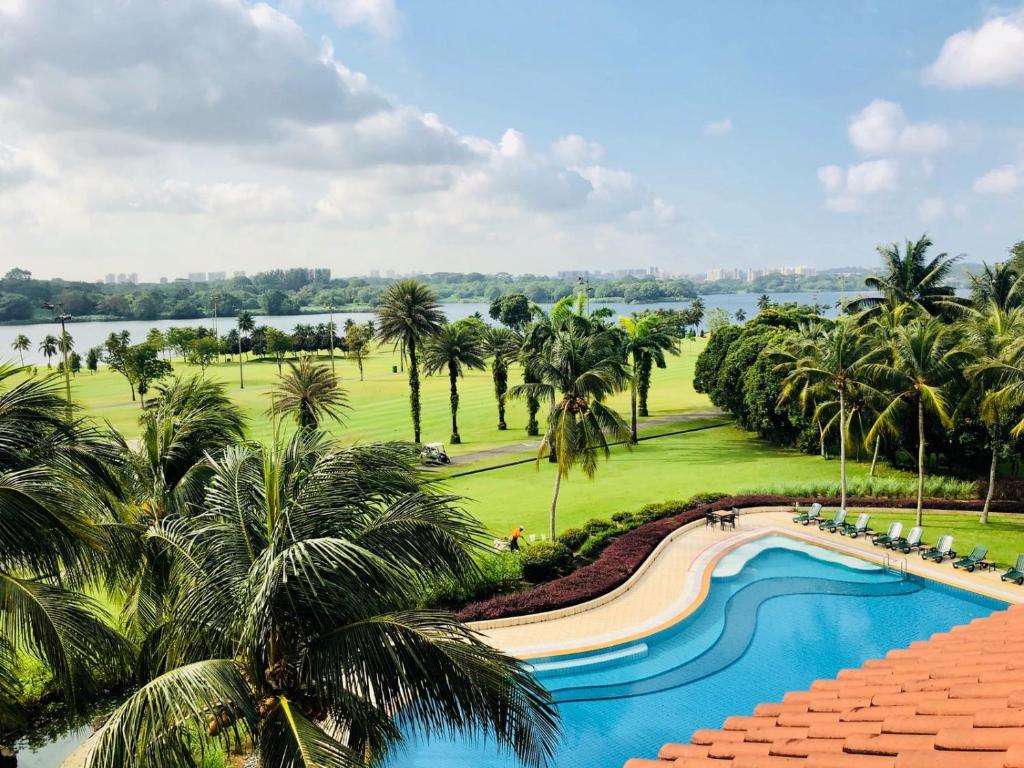 新加坡Orchid Country Club的享有度假村游泳池的景致。