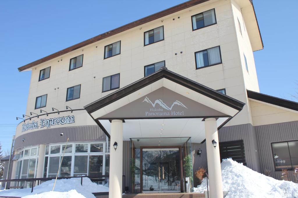 白马村白马全景酒店的大楼前有雪的酒店