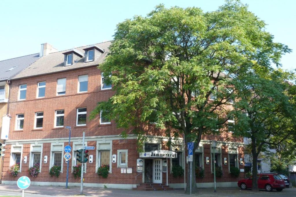 格拉德贝克Hotel Jammerkrug的前面有一棵树的大型砖砌建筑