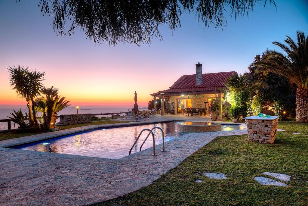 拉格尼西Villa Sunrise Lagonisi的海滨房屋 - 带游泳池