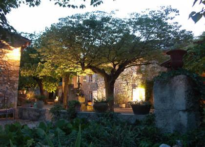 拉加尔德阿代马马斯贝拉柯蒂斯酒店的一座有树和砖砌建筑的墓地