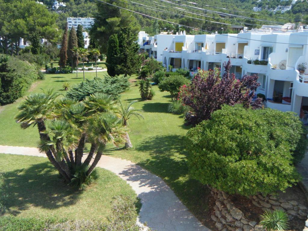 圣埃乌拉利亚Siesta Mar Apartamentos Ibiza的享有树木和房屋庭院的空中景致