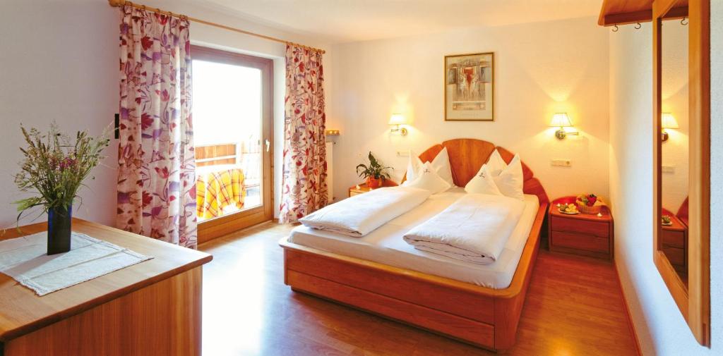 纳图尔诺Gasthof Weisses Kreuz的一间卧室设有一张大床和一个窗户。
