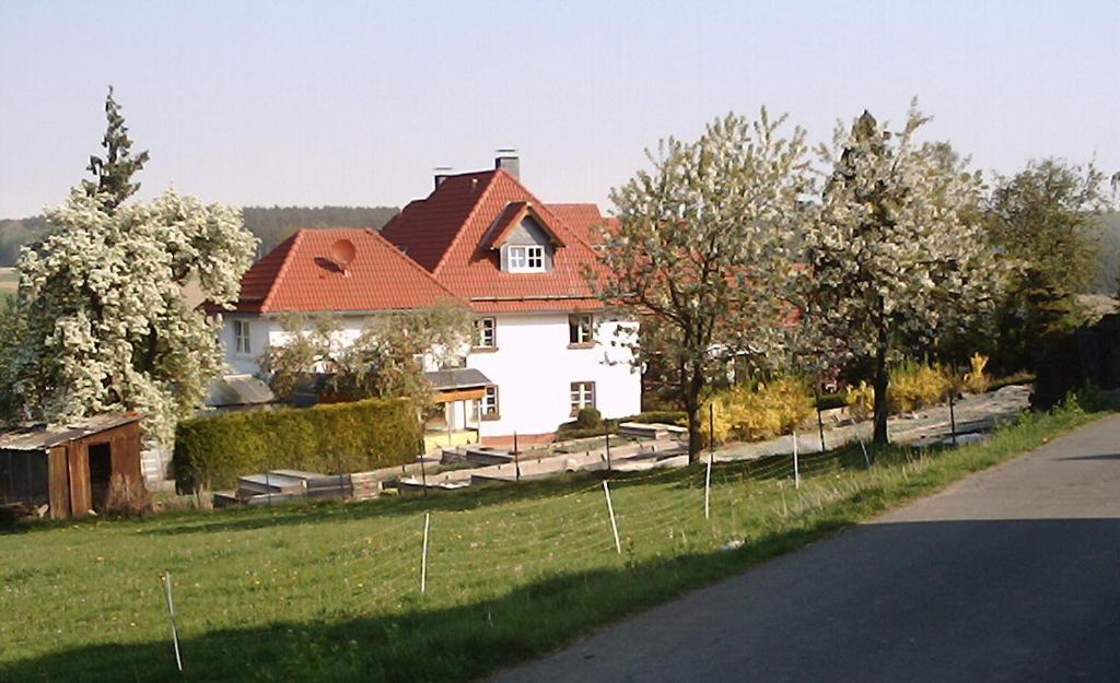 Madfeld威尔克布鲁腾霍夫旅馆的一座白色的房子,在田野上有一个红色的屋顶