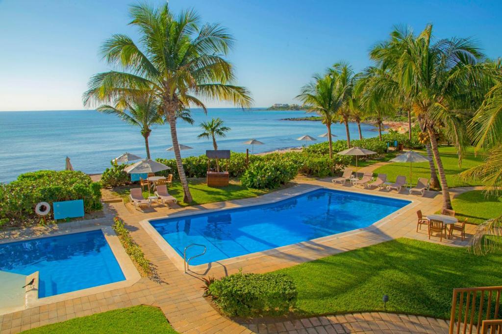 艾库玛尔拉斯艾库玛尔别墅酒店的享有度假村游泳池和海洋的空中景致