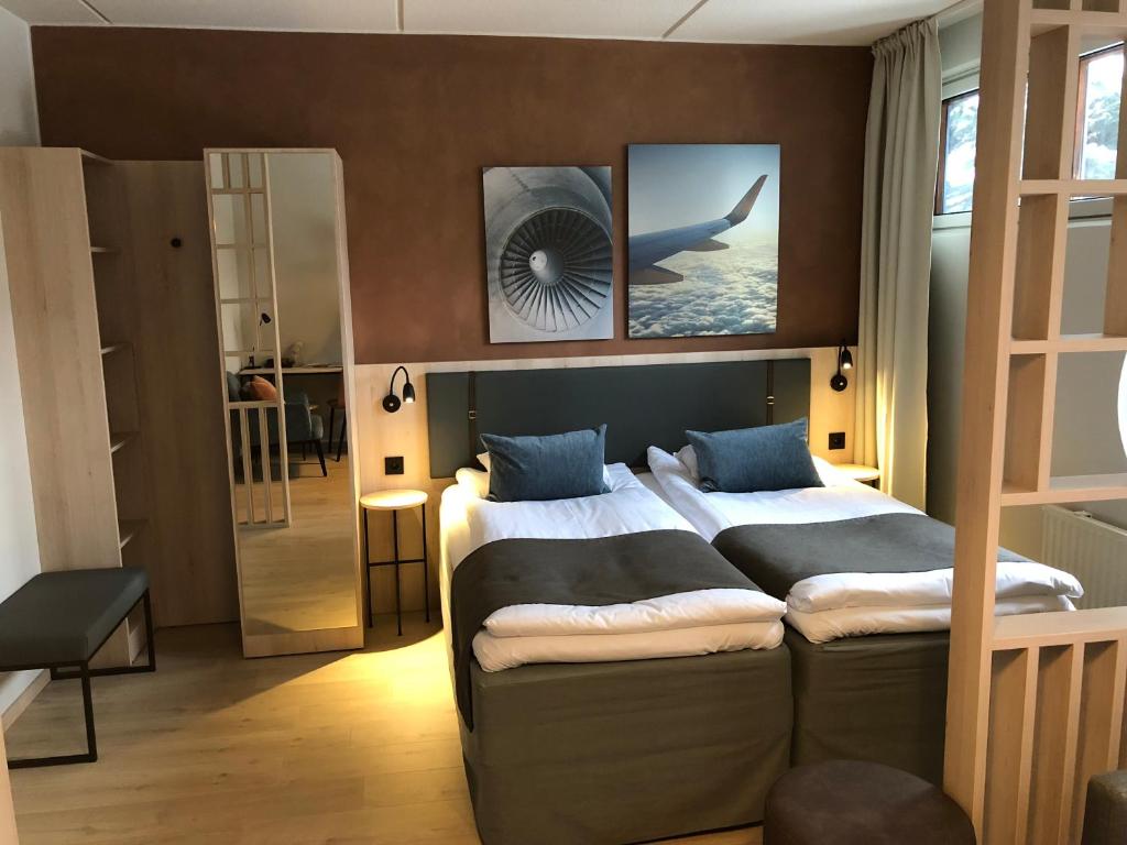 万塔Pilot Airport Hotel的一间卧室设有两张床,享有一个房间的景色
