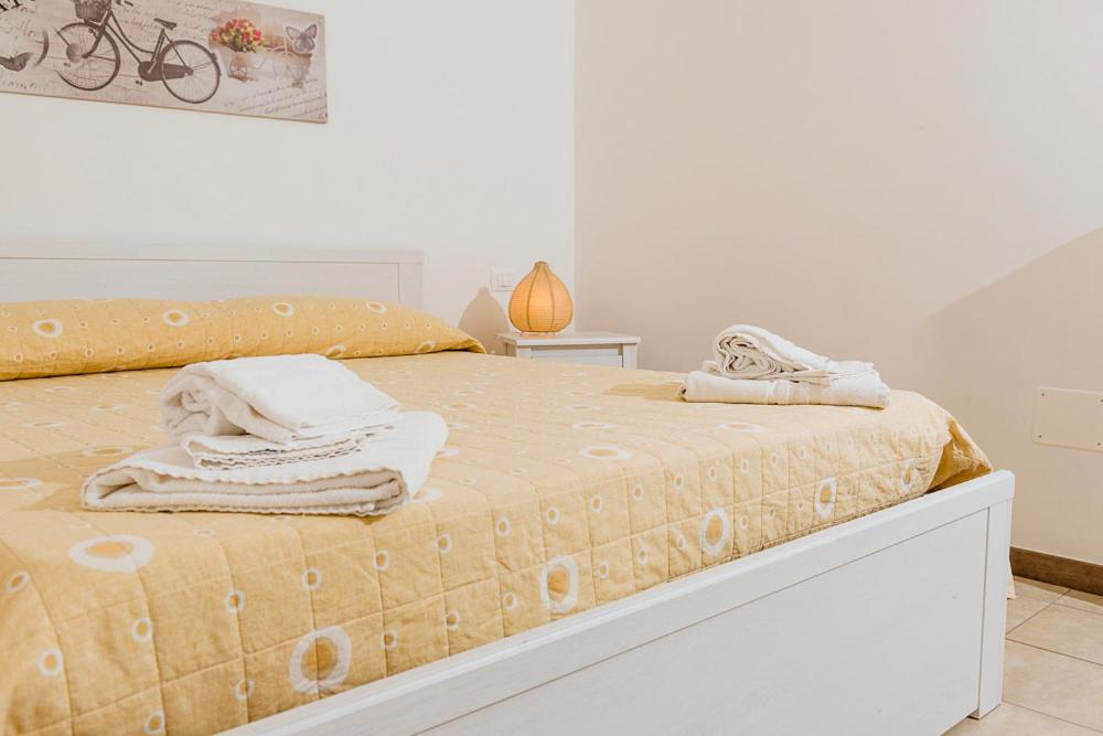 阿尔贝罗贝洛A due passi dal Centro的白色卧室配有一张黄色毯子床