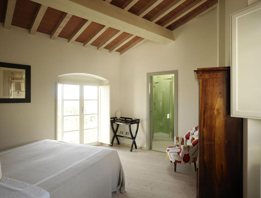 塞斯托-菲奥伦蒂诺Casavaliversi Appartamenti的一间卧室配有一张床、一张桌子和一个窗户。