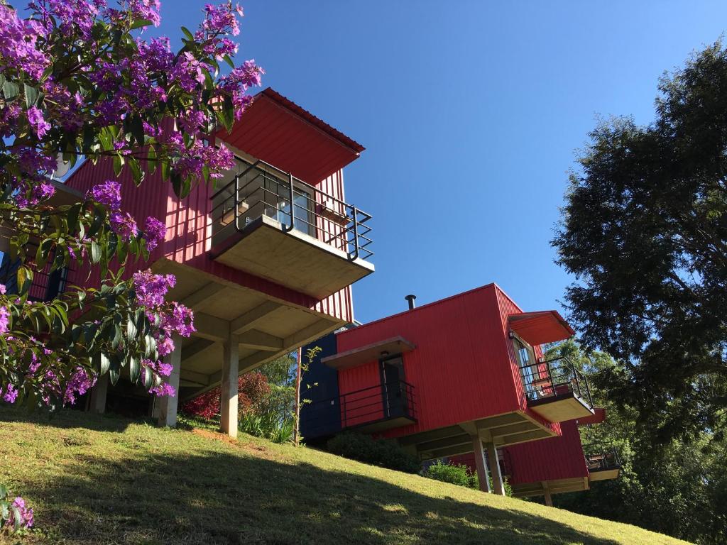 库尼亚Latitude Lodge的一座花紫色的小山上的建筑