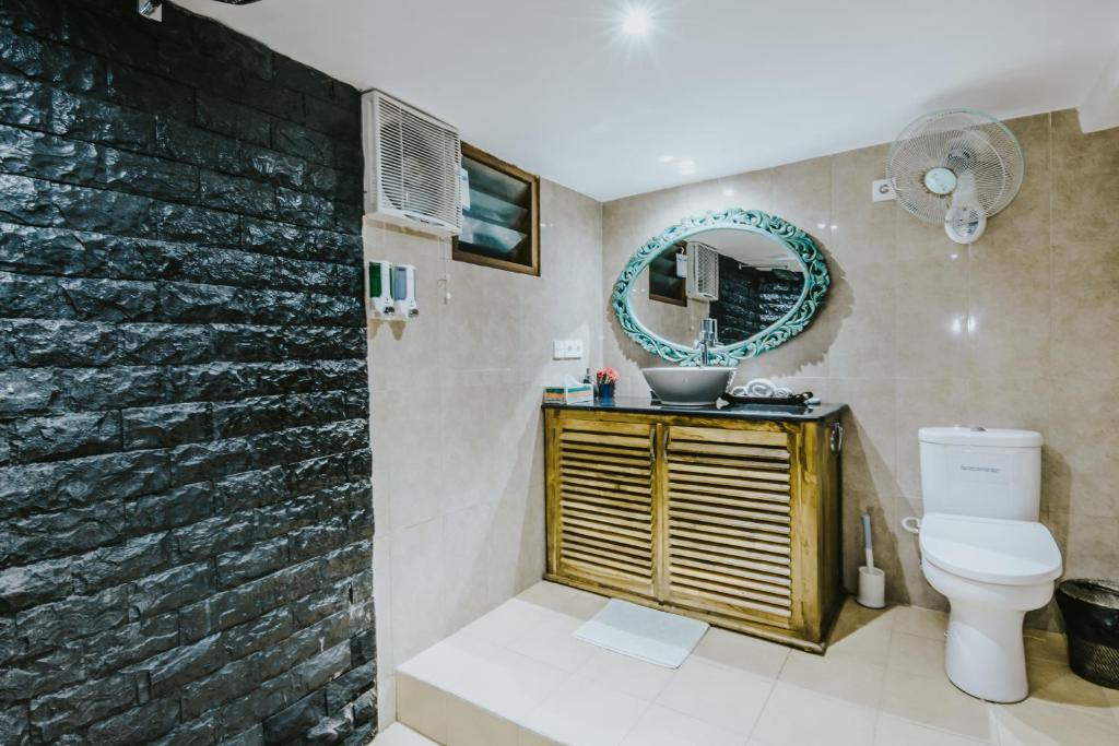 蓝梦岛伦博港和谐酒店的一间带卫生间和镜子的浴室