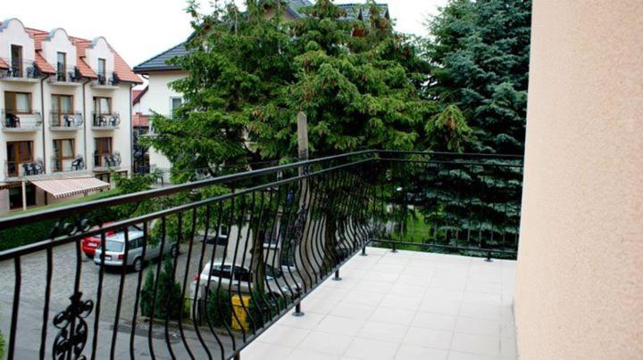 里沃Dom Wczasowy Mateusz的阳台享有街道和汽车的景致。