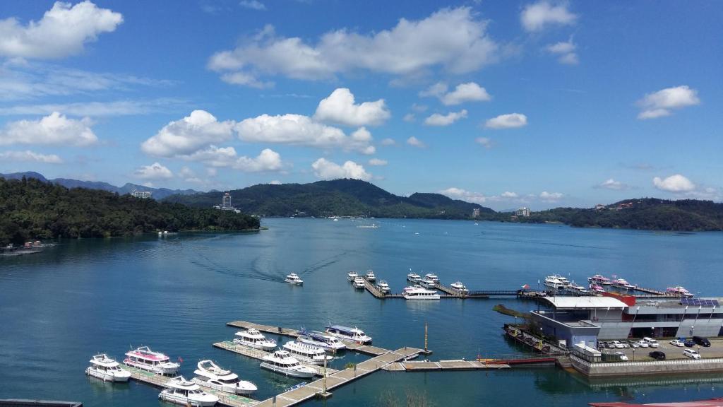 鱼池乡怡达湖岸度假旅馆的一群船停靠在港口