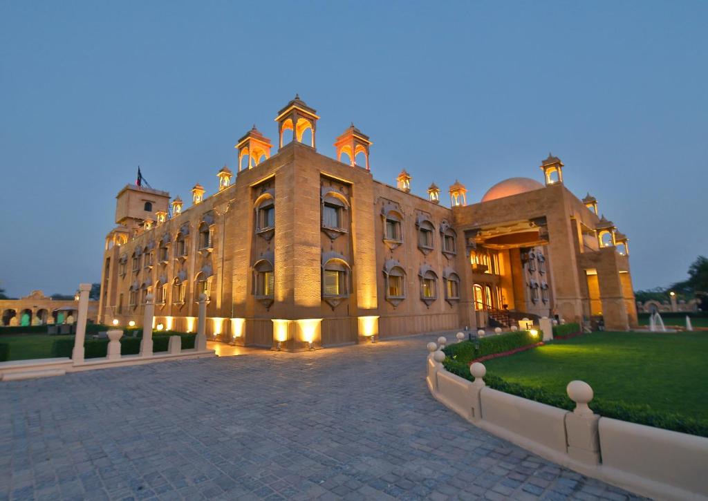 斋沙默尔丘齐达尼宫殿酒店的一座大建筑,前面有一个庭院