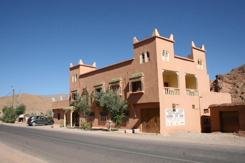 Aït Ougliffkasbah Ait arbi的沙漠中街道边的建筑物