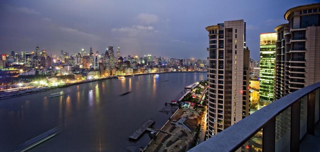 上海上海鹏利海景壹号莺栩阁酒店的城市的河流美景