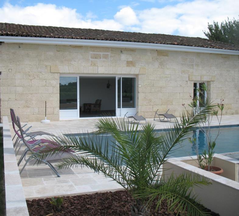 TeuillacLes Gites Du Chardon的一座带庭院和游泳池的房子